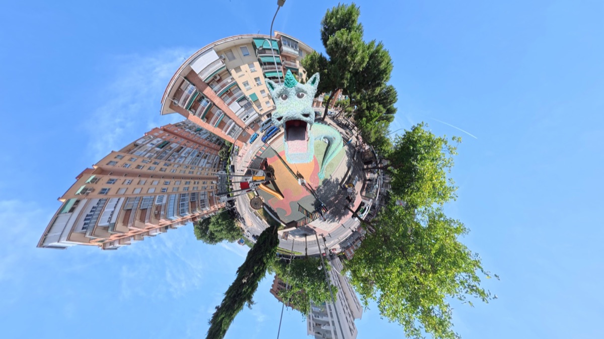 La plaza de La Elipa con el dragón de Elipón